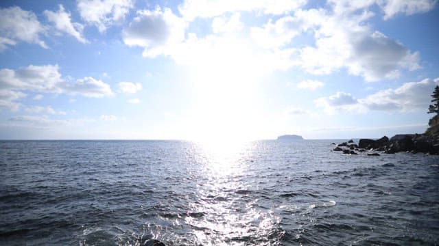 화창한 바다 옆 광어가 들어간 매운 어죽 한 그릇