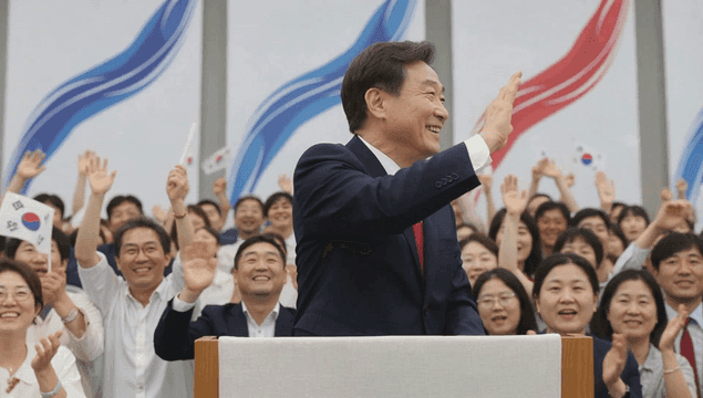 국가적 행사에서 연단에서 악수하는 정치인