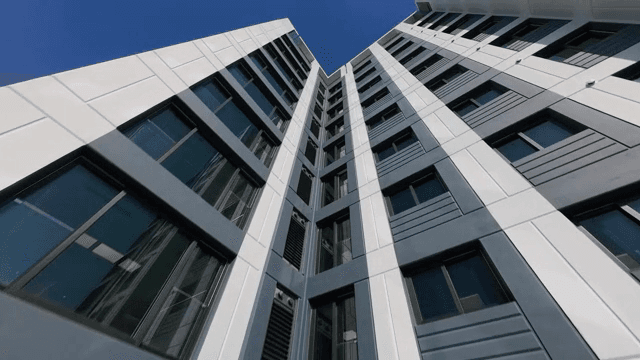 창문이 있는 현대적인 건물 외관