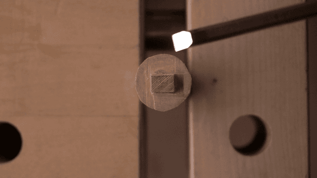 나무 조각에 끌로 작업하는 모습