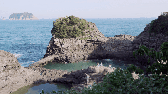 맑은 푸른 바다와 바위 해안 지역