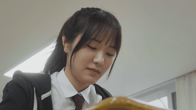 후드집업을 입고 공부에 집중하는 여학생