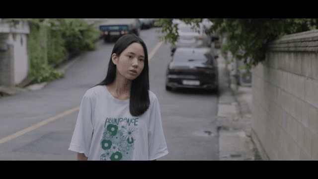 길 위에서 누군가에게 말을 거는 여성