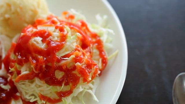 바비큐 치킨과 샐러드가 있는 접시