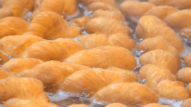 뜨거운 기름에 튀겨지는 꽈배기 도넛