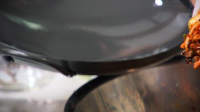 프라이팬에 양념한 느타리버섯과 돼지고기를 올리는 모습