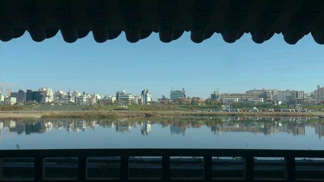 전통 정자에서 바라본 호수와 도시 전경