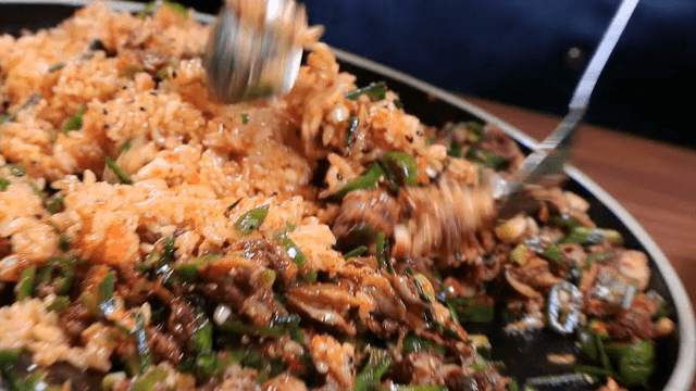 Mixing the cockle and rice in a bowl