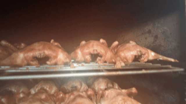 오븐 가득 구워지는 훈제 오리