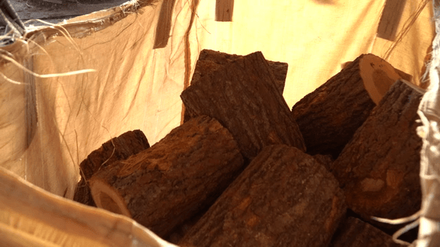 자루에 쌓인 통나무