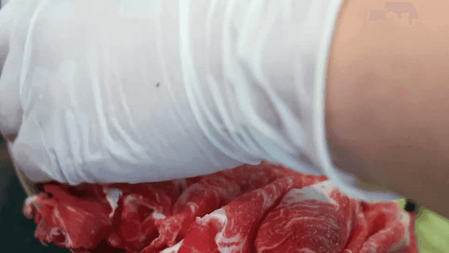 냄비에 준비하는 배추와 소고기 슬라이스