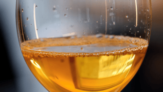 와인 잔 속의 화이트 와인