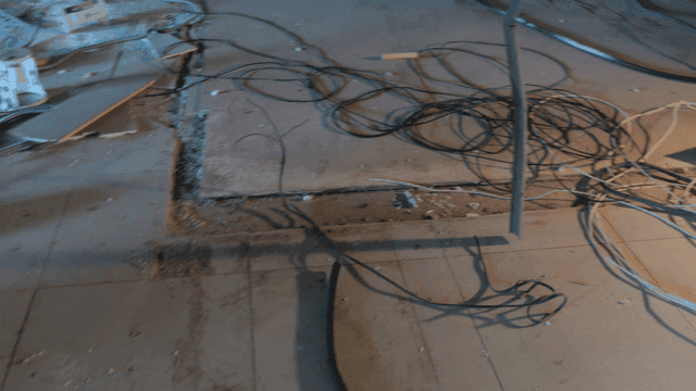 건설 현장 바닥의 얽힌 전선