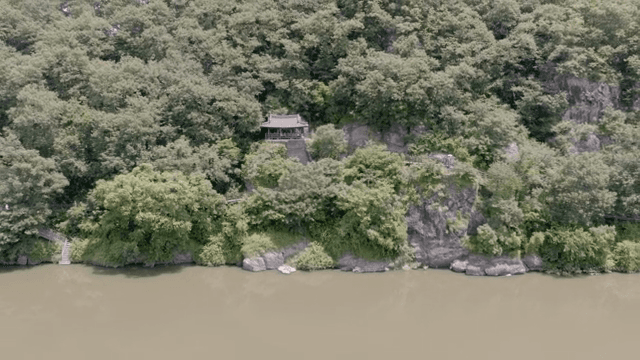 푸른 숲 속의 전통 정자