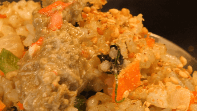 게 내장과 채소 볶음밥 클로즈업