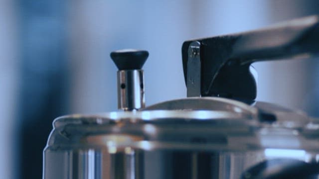 아늑한 분위기의 에스프레소 기계에서 나오는 김