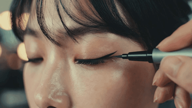 Woman who applies eyeliner precisely
