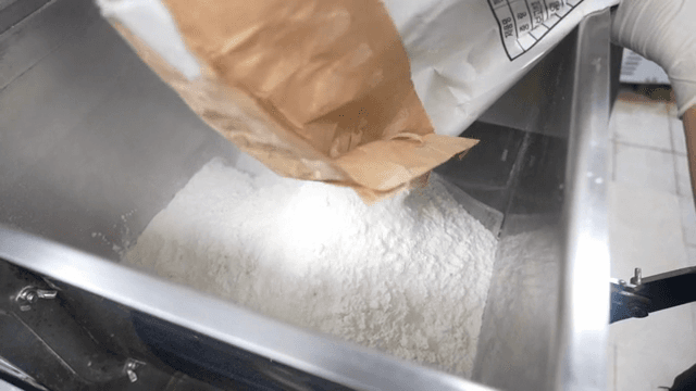 믹싱 볼에 밀가루를 붓는 장면