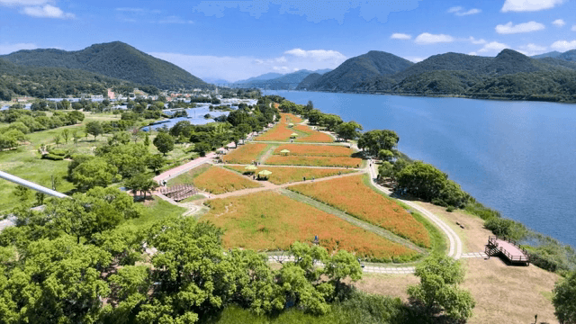 산과 강이 있는 경치 좋은 강변 공원