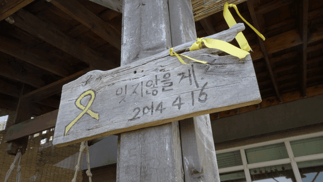 Memorial board with yellow ribbon