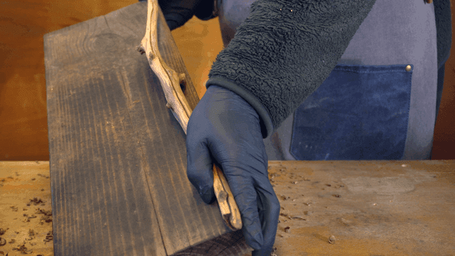 실내에서 나무를 다루는 사람