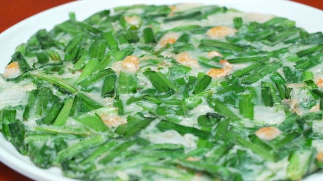 테이블 위의 먹음직스러운 부추전과 양파 장아찌