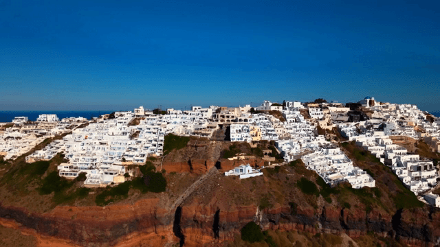 바다 옆 절벽 위의 하얀 건물들