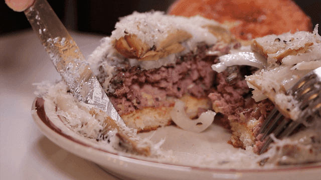 토핑이 올라간 버거 단면을 보여주는 장면