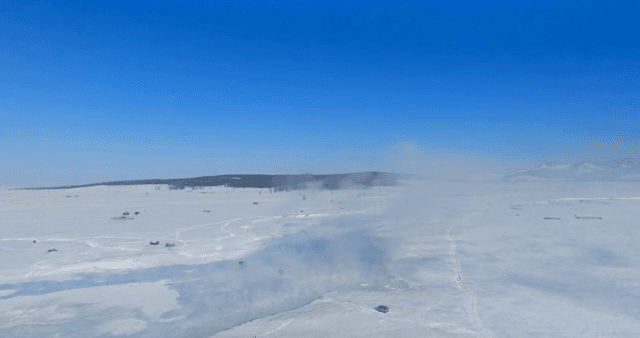 맑은 하늘 아래 광활한 눈 덮인 풍경