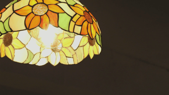 따뜻하게 빛나는 스테인드 글라스 램프