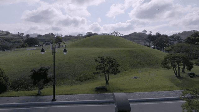 고대 석조 구조물이 있는 고요한 공원