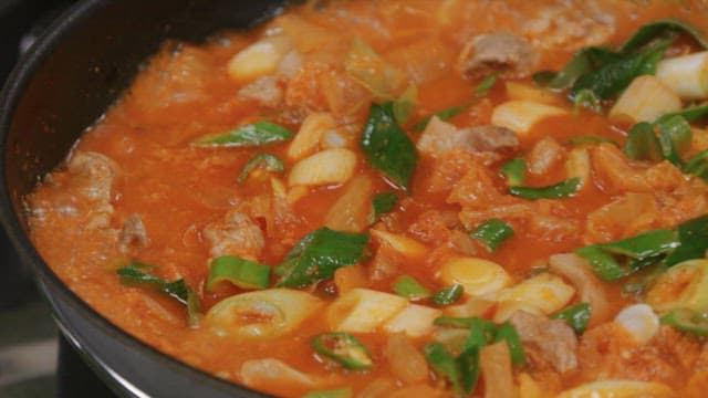 맛있는 재료가 들어간 김치찌개가 끓는 모습