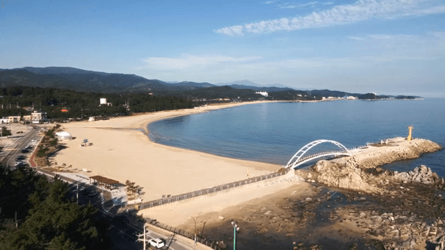 바위 부두가 있는 고요한 해변