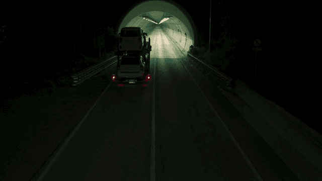 터널을 통과하는 차량 운송