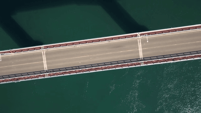 잔잔한 강 위의 긴 다리