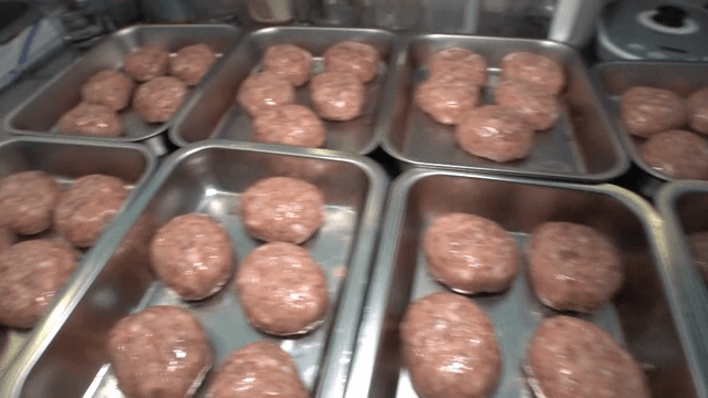 쟁반에 놓인 생고기 패티