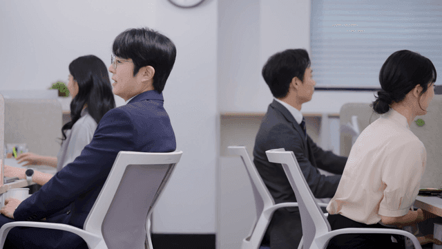 업무에 집중하는 사무실 직원들