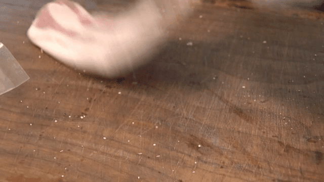 나무 도마 위에서 양념을 뿌리는 생 삼겹살