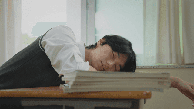 교실에서 책상에 엎드려 자는 학생