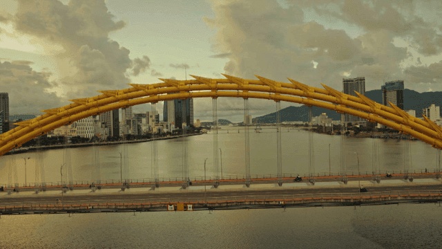 도시 스카이라인을 배경으로 한 다리