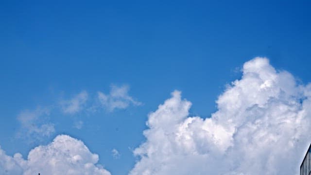 오후의 흰 뭉게구름이 떠 있는 맑고 파란 하늘