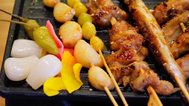 철판 위에 가지런히 담긴 다양한 종류의 꼬치구이