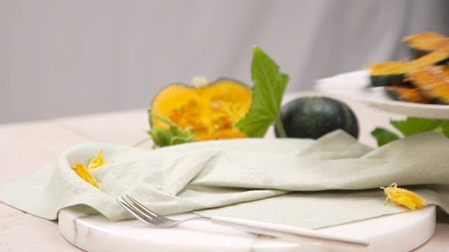 정갈하게 세팅된 테이블에 올려지는 단호박 맛탕 한 접시