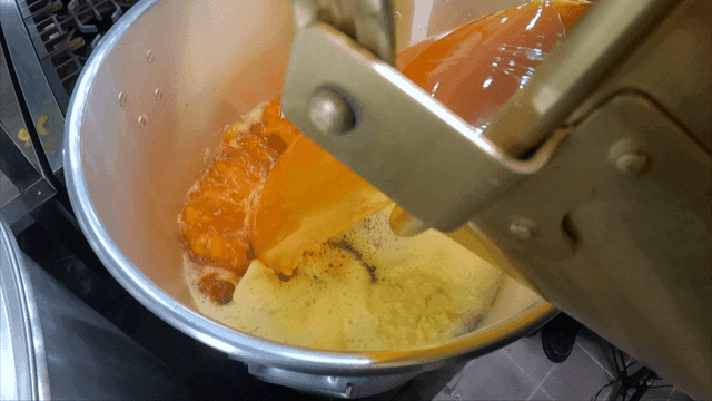 주방의 큰 냄비에 담기는 상황버섯 닭 육수