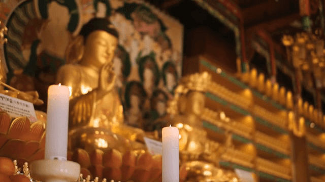촛불과 불상이 있는 불교 제단