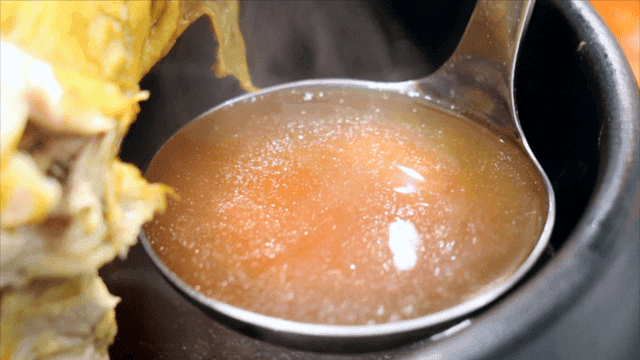 상황버섯 삼계탕 국물을 푸는 국자