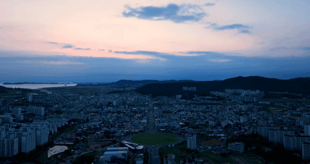저녁의 도시 풍경과 먼 산