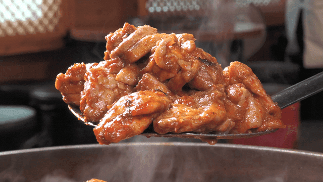 팬에서 주걱으로 퍼낸 매운 닭갈비
