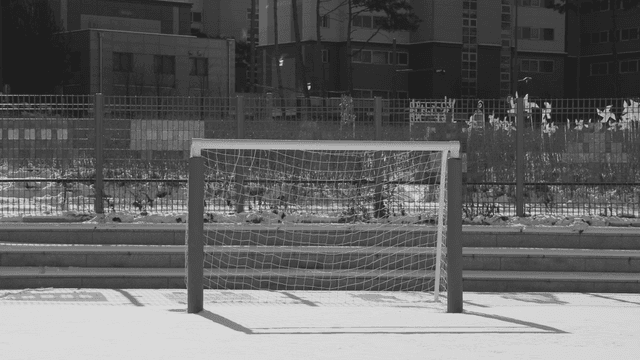 도시 공원의 눈 덮인 축구 골대