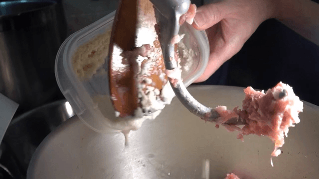 그릇에 재료를 섞는 모습